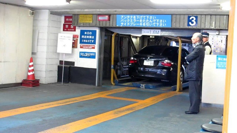 Japan, automobil pao sa petog sprata garaže